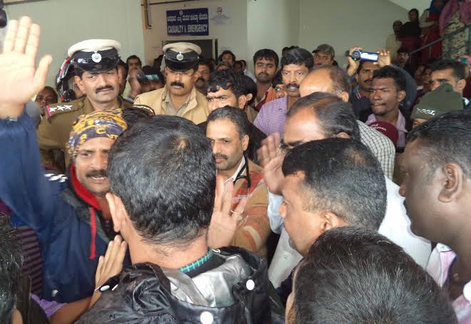 ಜಿಲ್ಲಾಸ್ಪತ್ರೆ ಎದುರು ಮೃತದೇಹವಿಟ್ಟು ಧರಣಿ